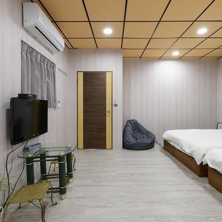 羅東夜市 小宅一生民宿 Night Market Small House Lifetime Hotel Лодун Экстерьер фото