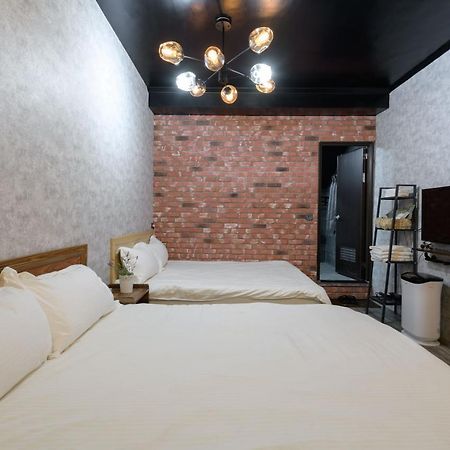 羅東夜市 小宅一生民宿 Night Market Small House Lifetime Hotel Лодун Экстерьер фото
