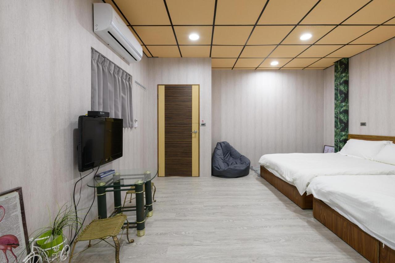 羅東夜市 小宅一生民宿 Night Market Small House Lifetime Hotel Лодун Экстерьер фото